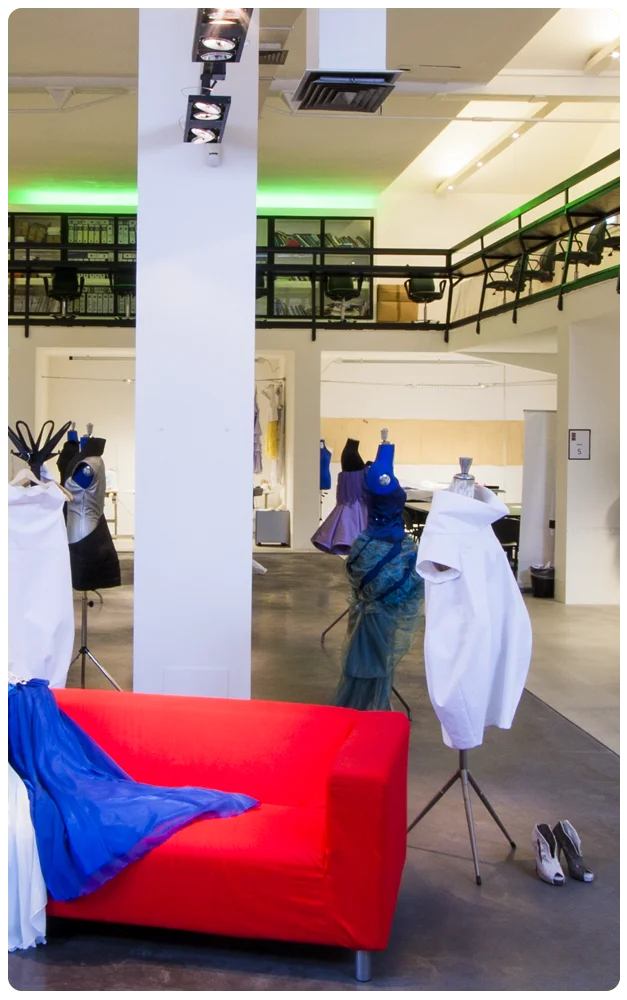 Studenti al lavoro su un progetto di design